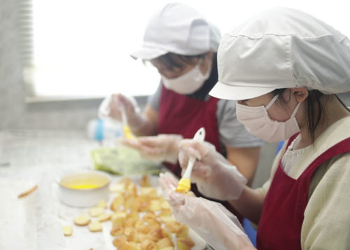 ラスクの製造風景